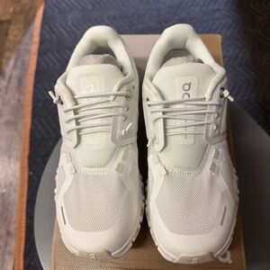 On Clouds White Women's Sneakers - Size US 6